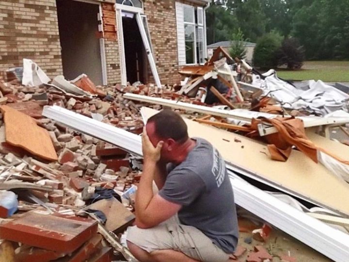 Son Returns After Years Away to Find His Mother’s House in Ruins – A Heartfelt Story